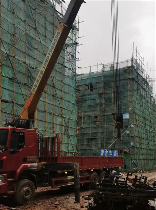 丹东市“慢工细活”—— 吊车的 “微动控制” 技术